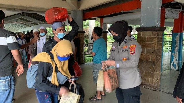 Petugas Pos Pengamanan Pelabuhan Bakauheni Lampung Selatan berbagi takjil di Dermaga Bakauheni, Kamis (28/4). | Foto: Ist