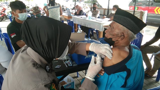 Seorang warga lansia saat ikut vaksinasi di gerai Polres Palu beberapa waktu lalu. Foto: Istimewa