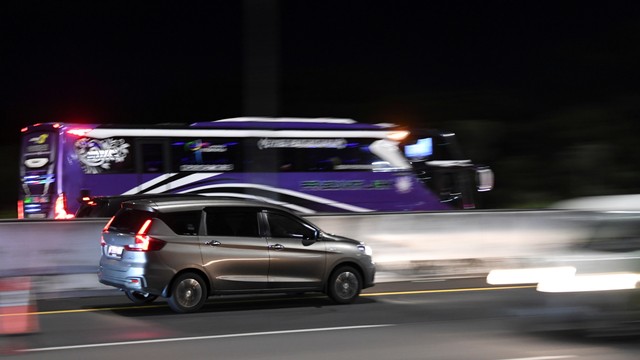 Sejumlah kendaraan melintas saat pemberlakuan 'Contraflow' di jalan tol Jakarta-Cikampek, Kabupaten Purwakarta, Jawa Barat, Kamis (28/4/2022) dini hari. Foto: M Risyal Hidayat/ANTARA FOTO