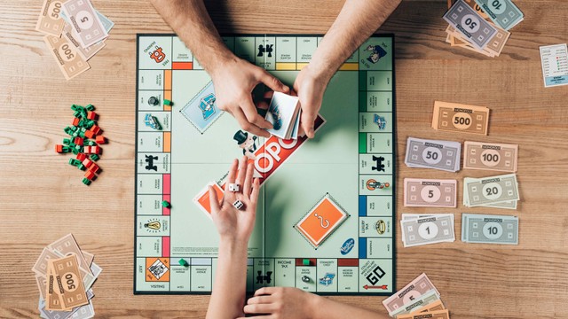 Ilustrasi bermain monopoli. Foto: LightField Studios/Shutterstock