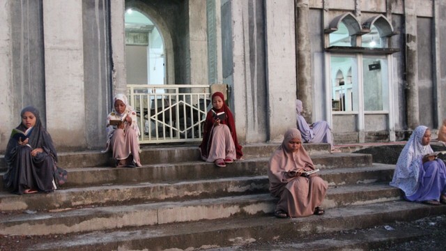 Santri Dayah Insan Qurani (IQ) YPUQ Aneuk Batee, Kabupaten Aceh Besar, menghafal Al-Qur'an saat mengikuti Daurah Tahfiz Ramadhan di dayah tersebut. Foto: Dok. DIQ 
