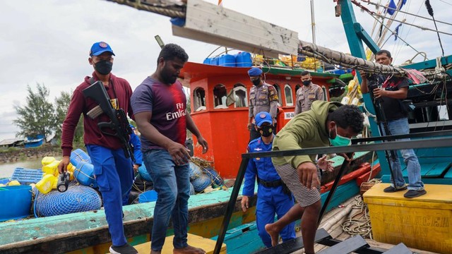 Delapan ABK kapal ikan berbendera India yang ditangkap di kawasan perairan Pulau Rusa, Aceh Besar, kini dibawa ke Dermaga Ditpolairud Polda Aceh untuk dilakukan proses hukum, Selasa (8/3). Foto: Suparta/acehkini
