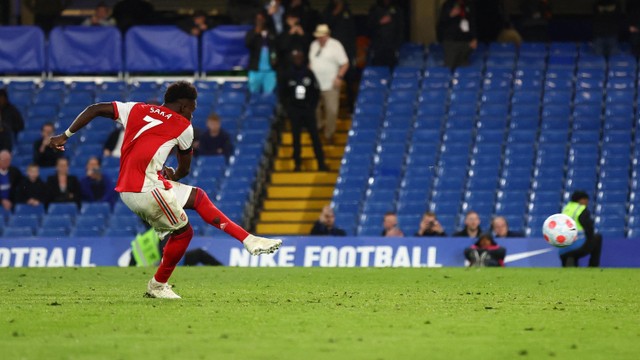 Pemain Arsenal Bukayo Saka mencetak gol ke gawang Chelsea pada pertandingan lanjutan Liga Inggris di Stamford Bridge, London, Inggris.
 Foto: David Klein/REUTERS