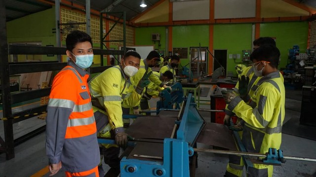 Ilustrasi: Mahasiswa peserta program EVE saat ikuti pendidikan sekaligus kerja lapangan di PT SBI Tuban. (foto: dok istimewa)