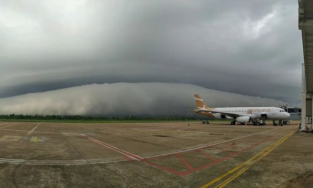 Awan berbentuk tsunami muncul di Bandara Supadio Pontianak. Foto: Tangkapan Layar Instagram @fellimeido_mr