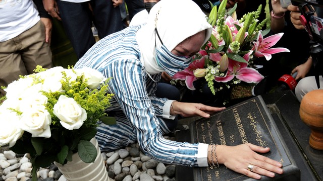 Angelina Sondakh bersama anak anaknya dan keluarga saat berziarah ke makam suaminya Adjie Massaid di TPU Jeruk Purut, Jakarta, Kamis, (3/3/2022). Foto: Agus Apriyanto