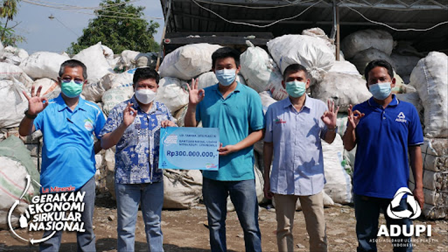 Penyerahan bantuan modal usaha bergulir untuk mitra ADUPI. Foto: dok. Le Minerale