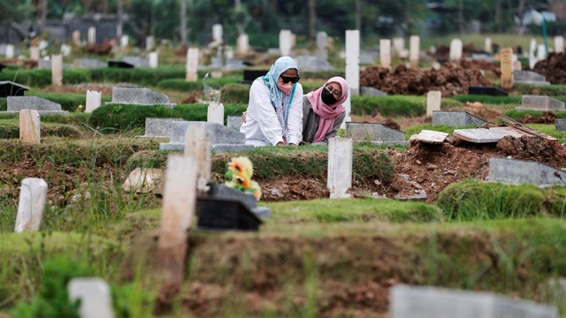 Warga berziarah ke makam menjelang bulan suci Ramadhan di TPU COVID-19, Rorotan, Jakarta, Jumat (1/4/2022).
 Foto: Willy Kurniawan/REUTERS