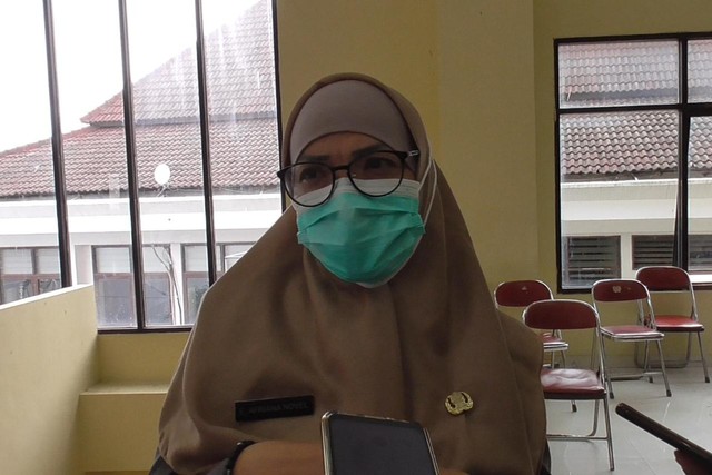 Kepala Dinas Pendidikan dan Kebudayaan Kota Bandar Lampung, Eka Afriana saat diwawancarai awak media, Jumat (11/3) | Foto: Sidik Aryono/Lampung Geh