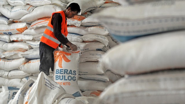 Pekerja merapikan karung berisi beras di Gudang Perum Bulog Kanwil Jambi, Pasir Putih, Jambi, Kamis (24/2/2022). Foto: Wahdi Septiawan/ANTARA FOTO