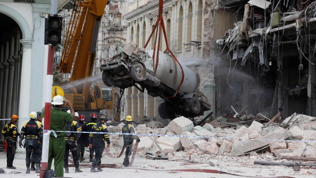 Sebuah truk berusaha dievakuasi pasca ledakan yang terjadi di gedung Hotel Saratoga di Havana, Kuba Jumat, (6/5/2022). Foto: Alexandre Meneghini/REUTERS