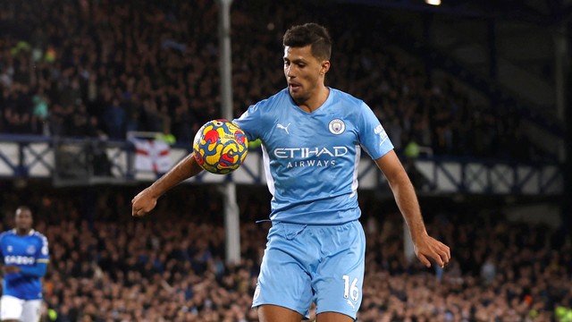 Pemain Manchester City Rodri beraksi sebelum tinjauan VAR tidak memberikan penalti untuk handball di Goodison Park, Liverpool, Inggris, Sabtu (26/2/2022). Foto: Action Images via Reuters/Jason Cairnduff
