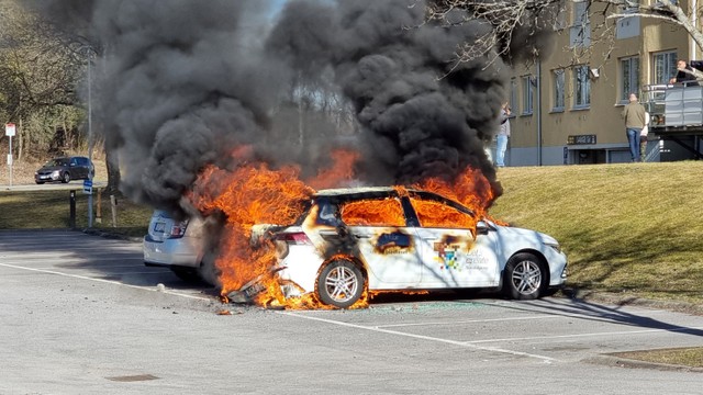 Asap mengepul dari mobil yang terbakar selama kerusuhan unjuk rasa menentang pembakaran Al-Quran oleh politisi anti-Muslim Denmark Rasmus Paludan di Navestad, Norrkoping, Swedia. Foto: Ulf Wigh/Wighsnews/via REUTERS