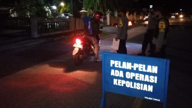 Satgas Operasi Madago Raya saat melakukan razia kendaraan di sepanjang Jalan Trans Sulawesi Parigi-Poso. Foto: Istimewa