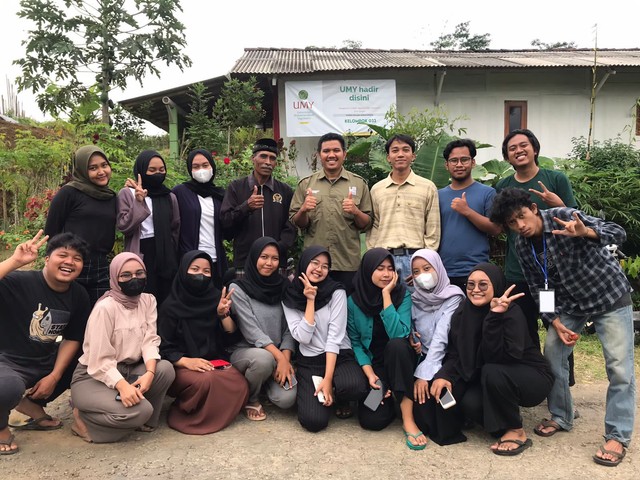 Kelompok KKN 033 yang didampingi oleh Muhammad Zakiy Selaku Dosen Pembimbing Lapangan, di Desa Glagah, Wonosobo, Jawa Tengah. Foto: Muhammad Zakiy/Dosen Pembimbing Lapangan
