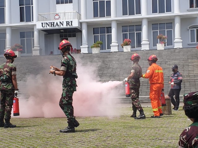 Pelaksanaan simulasi pemadaman api/kebakaran di Unhan RI. (Sumber: Dokumentasi Mahasiswa)