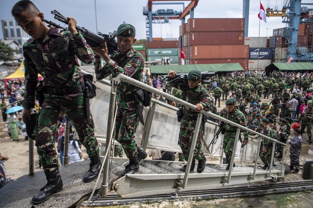 Prajurit Raider menaiki anak tangga KRI Teluk Bintuni-520 usai mengikuti upacara pengantaran Satgas Satuan Organik Papua Yonif Raider 142/Ksatria Jaya di Pelabuhan Boom Baru Palembang, Sumatera Selatan, Jumat (18/3/2022). Foto: Nova Wahyudi/ANTARA FOTO