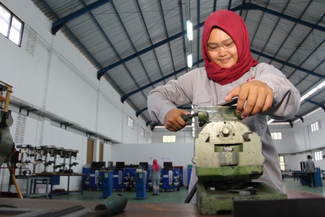 Salah satu mahasiswa Politeknik Industri Logam Morowali, unit pendidikan di bawah naungan BPSDMI Kementerian Perindustrian. Foto: Dok. Politeknik Industri Logam Morowali