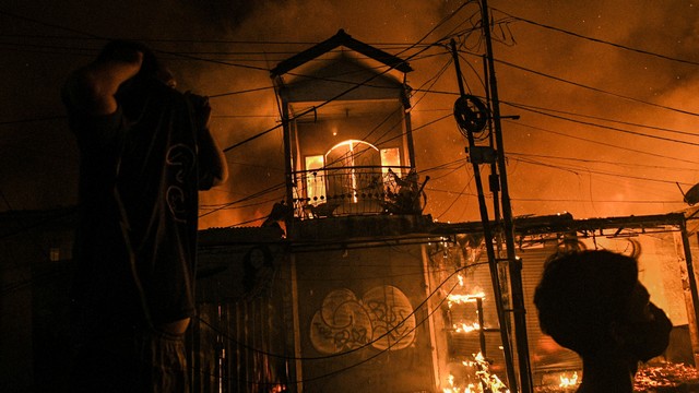Sejumlah kios dan rumah terbakar di Pasar Gembrong, Jatinegara, Jakarta Timur, Minggu (24/4/2022). Foto: Fakhri Hermansyah/ANTARA FOTO