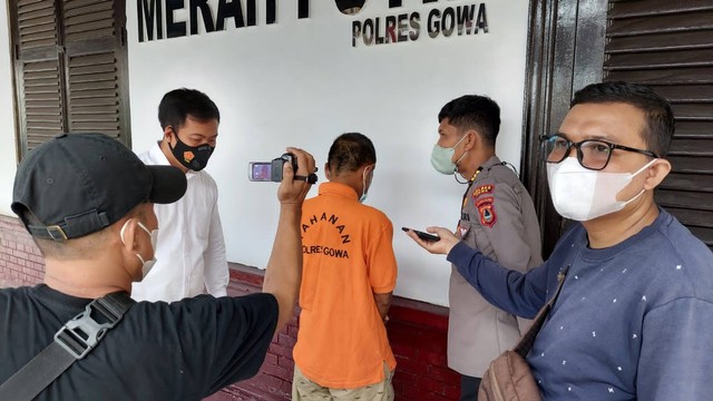 Konfrensi pers pelaku yang memperkosa dua anak kandungnya di Lembang Parang, Kabupaten Gowa, Sulsel. Foto: Dok. Istimewa