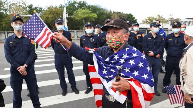 Orang-orang dari kelompok independen pro-Taiwan berkumpul di sekitar bandara untuk menyambut mantan pejabat senior Amerika Serikat yang tiba di Taipei, Taiwan (1/3). Foto: Ann Wang/REUTERS