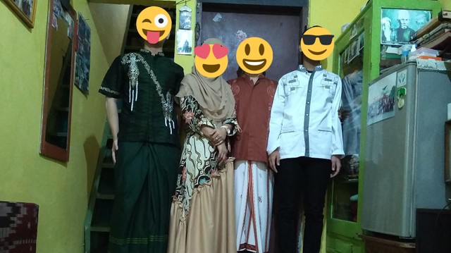 Foto keluarga saat lebaran dengan baju baru. Sumber: Ahmad Syamil.