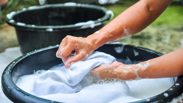 Ilustrasi mencuci baju. Foto: birdbyb stockphoto/Shutterstock