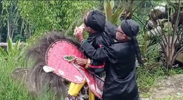 Aksi kuda lumping di Tegal. (Foto: Bentar)