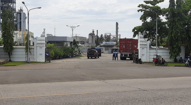 Suasana di luar Pabrik MCCI yang pipa reaktornya meledak. (Ist)