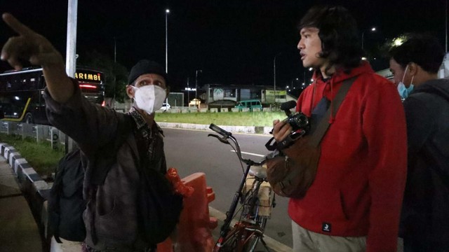 Kakek yang kayuh sepeda ontel dari Bekasi ke Purwokerto ketika ditemui di Pos Terpadu Cileunyi pada Kamis (28/4) malam. Foto: Dok. Istimewa