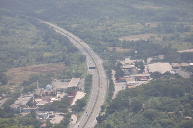 Foto udara kondisi arus lalu lintas Tol Cipularang, Minggu (1/5).  Foto: Aditia Noviansyah/kumparan