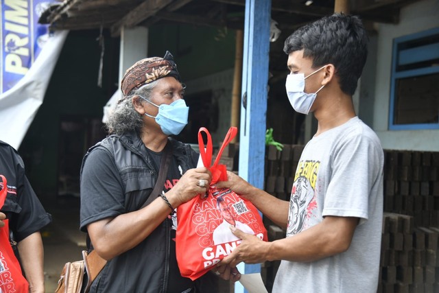 Relawan Sahabat Ganjar bagi-bagi sembako dan bantu pedagang UMKM di Mojokerto, Blitar dan Lumajang.  Foto: Sahabat Ganjar