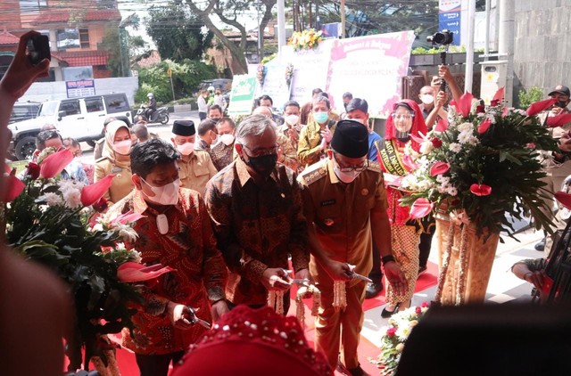 Pemotongan pita menandai diresmikannya gedung kantor OJK di Jalan Letjend Sutoyo No 109-111 Malang. Foto : Feni Yusnia