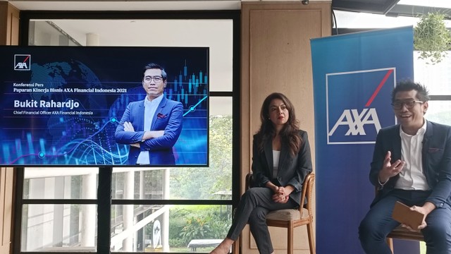 Presiden Direktur AXA Financial Indonesia Niharika Yadav mengumumkan laporan kinerja keuangan tahun 2021. Foto: Ghinaa Rahmatika/kumparan