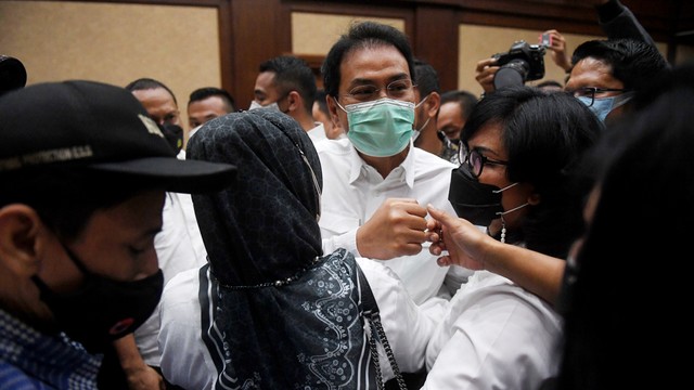 Terdakwa mantan Wakil Ketua DPR Azis Syamsuddin menyapa kerabatnya usai mengikuti sidang pembacaan putusan di Pengadilan Tipikor, Jakarta, Kamis (17/2/2022). Foto: Akbar Nugroho Gumay/ANTARA FOTO