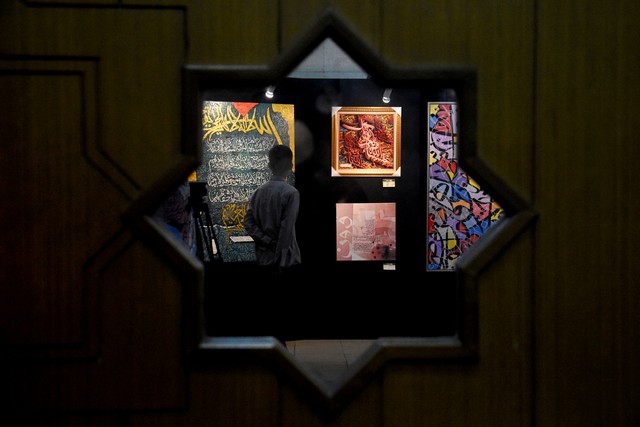 Pengunjung mengamati karya dalam pembukaan Pameran Kaligrafi Kontemporer Internasional di Masjid Raya Jakarta Islamic Centre, Jakarta Utara, Jumat (15/4/2022). Foto: Indrianto Eko Suwarso/ANTARA FOTO