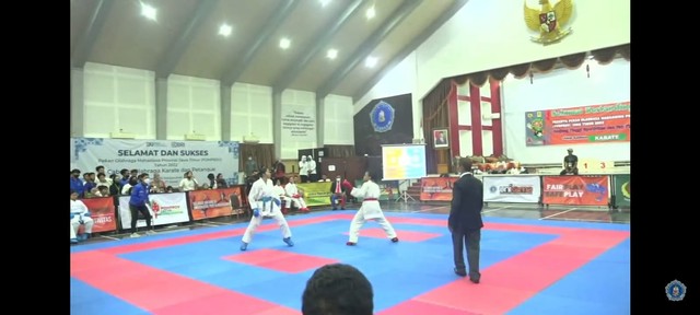 Pertandingan hari kedua Pomprov Cabor karate kategori putrib di Gedung Sarwakirti Universitas PGRI Kanjuruhan Malang. Foto : tangkapan layar