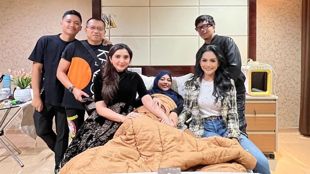 Krisdayanti jelang Aurel Hermansyah melahirkan. Foto: Instagram/@krisdayantilemos