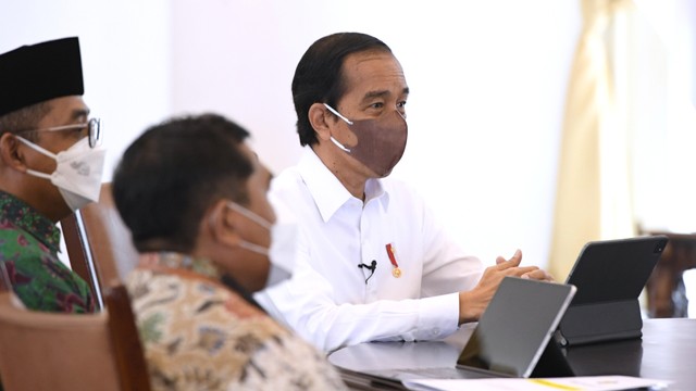 Presiden Joko Widodo saat lapor SPT Online di Istana Kepresidenan Bogor, Jumat (4/3/2022). Foto: Kris/Biro Pers Sekretariat Presiden