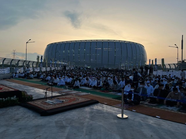 Suasana salat Idul Fitri di Jakarta International Stadium Foto: Haya Syahira/kumparan