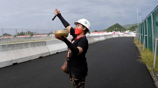 Pawang hujan saat melakukan ritual tradisionalsaat sesi latihan untuk MotoGP di Sirkuit Internasional Mandalika di Kuta Mandalika di Lombok Tengah, Jumat (18/3/2022). Foto: Sony Tumbelaka/AFP