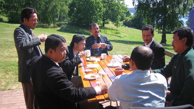 Faisal Ridha (berdiri) dalam pertemuan di Lidingö, Stockholm, Swedia. Foto: dok. Munawar Liza