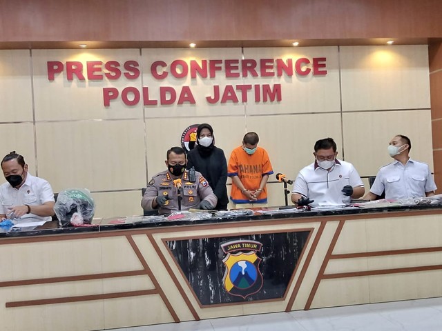 Pelaku ditampilkan pada saat press conference di Ruang Humas Polda Jatim. Foto: Istimewa