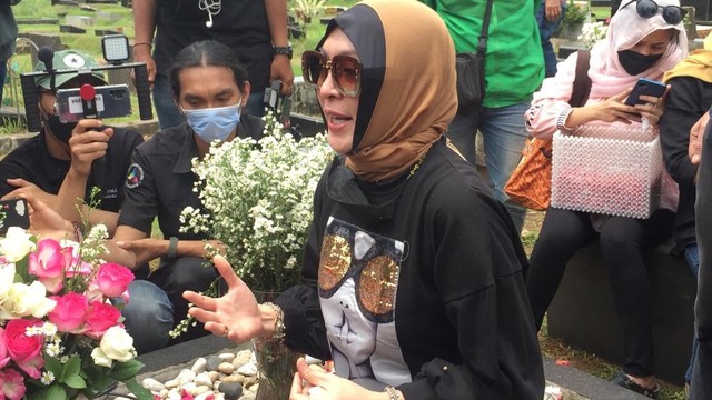 Angelina Sondakh di TPU Jeruk Purut, Jakarta Selatan, Rabu (29/3). Foto: Giovanni/kumparan