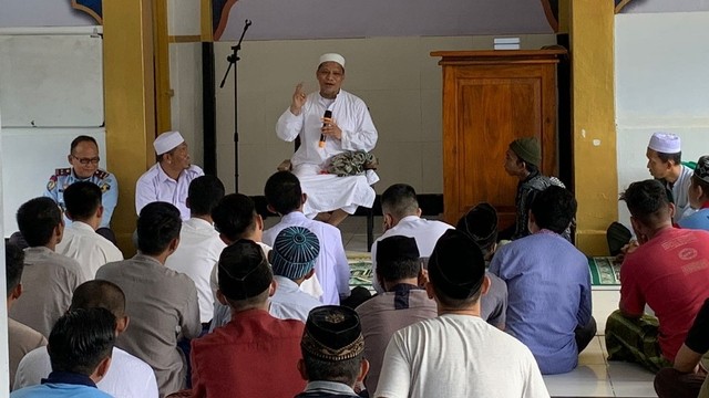 Irjen Pol (Purn) Baharuddin Djafar saat memberikan tausiah kepada warga binaan di Rutan Majene. Foto: Dok. Istimewa