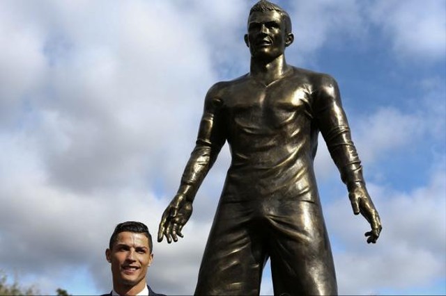 Cristiano Ronaldo bersama patung dirinya di Funchal, Portugal. Foto: Twitter/@Nico_trainwreck