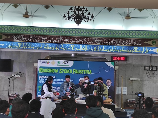 Syeikh Saeed Z. Hamad menghampiri Masjid Raudhatul Jannah MNC dalam rangka Roadshow Syeikh Palestina, Senin (24/4). 