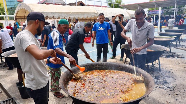 Warga Gampong Ilie, Ulee Kareng, Kota Banda Aceh, gotong-royong memasak kuah beulangong untuk kenduri Nuzulul Quran dan buka puasa bersama pada bulan suci Ramadhan 1443 H di masjid gampong tersebut, Sabtu (23/4/2022). Foto: Suparta/acehkini