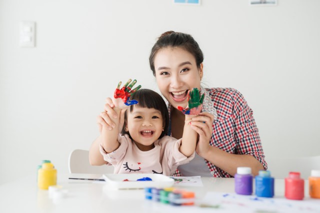 Ilustrasi permainan motorik halus anak usia 2-3 tahun. Foto: Shutterstock