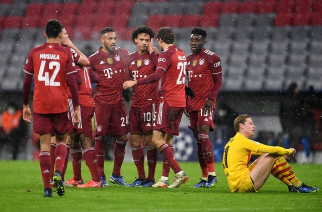 Selebrasi pemain Bayern Muenchen Leroy Sane bersama rekan setim usai mencetak gol kedua saat melawan FC Barcelona di Allianz Arena, Munich, Jerman. Foto: Andreas Gebert/Reuters